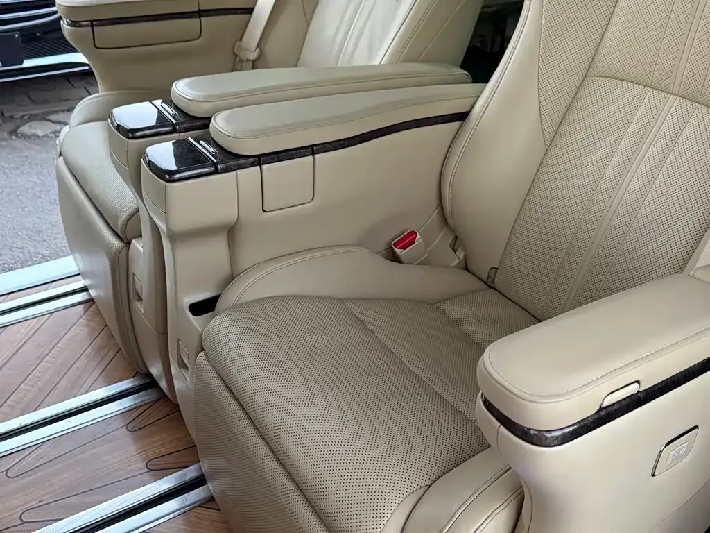 Toyota Alphard — фото 9