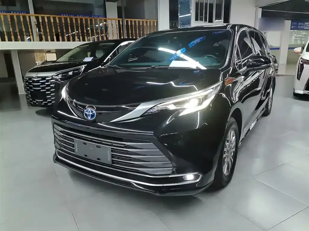 Toyota Sienna — фото 1