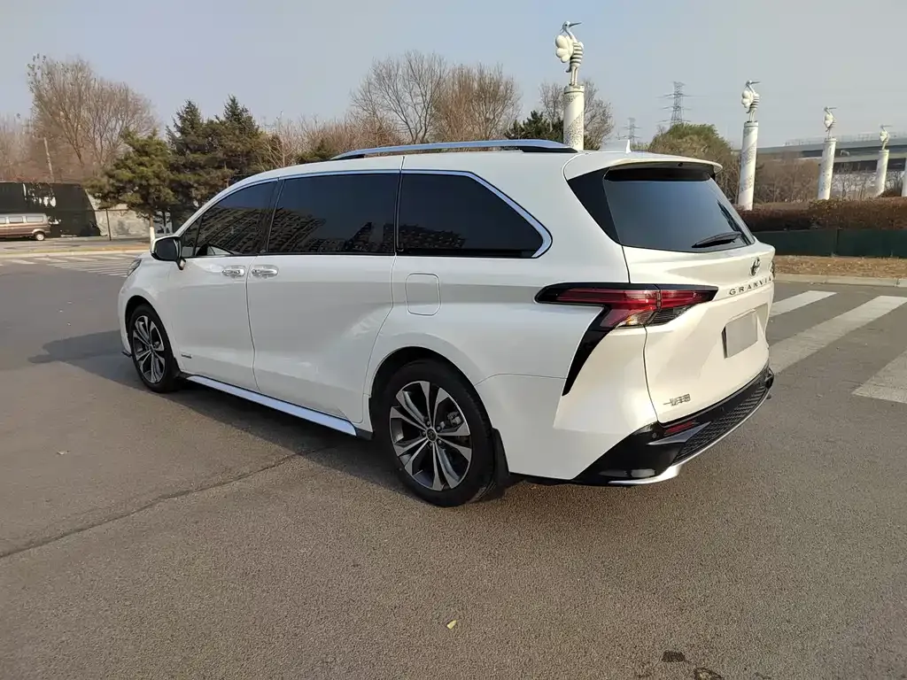 Toyota Granvia — фото 5