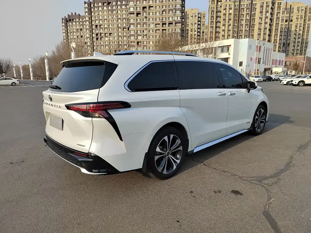 Toyota Granvia — фото 6
