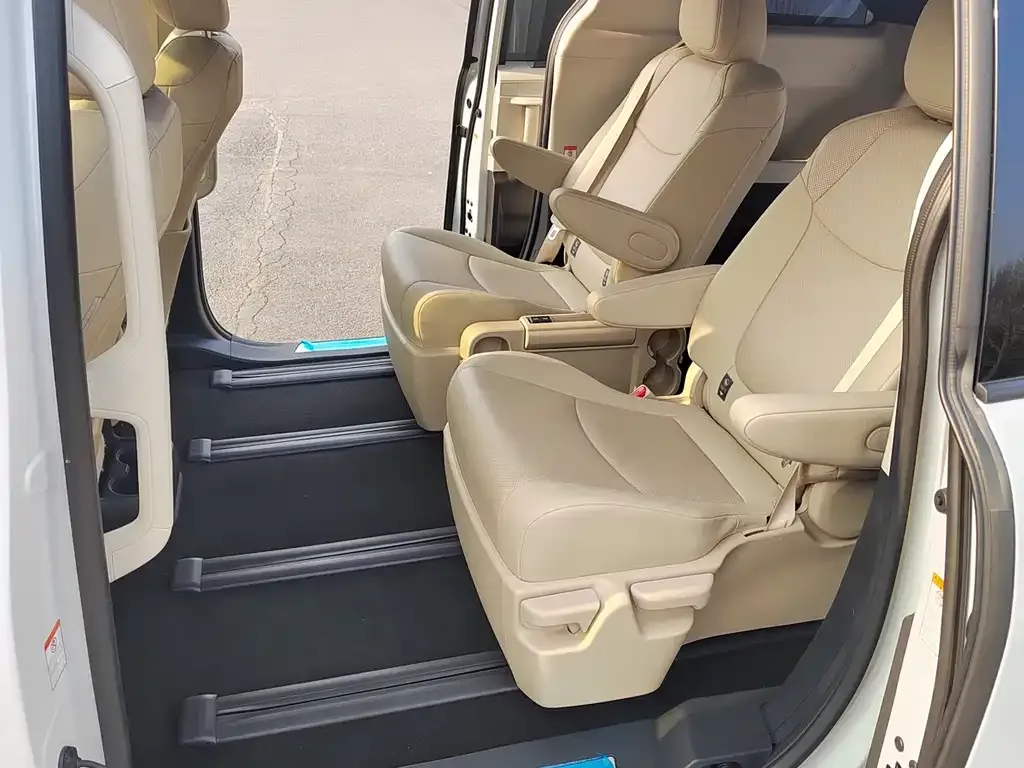 Toyota Granvia — фото 8