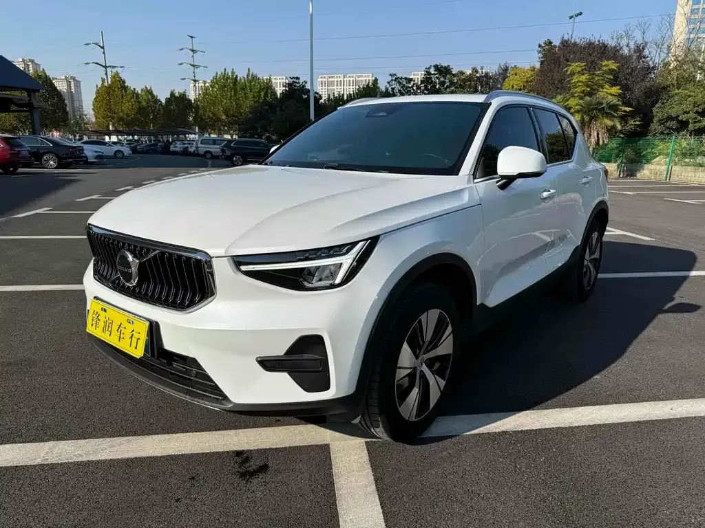 Volvo XC40 — фото 1