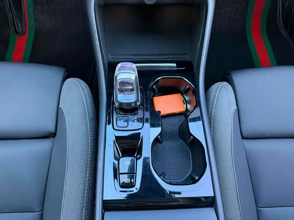 Volvo XC40 — фото 10