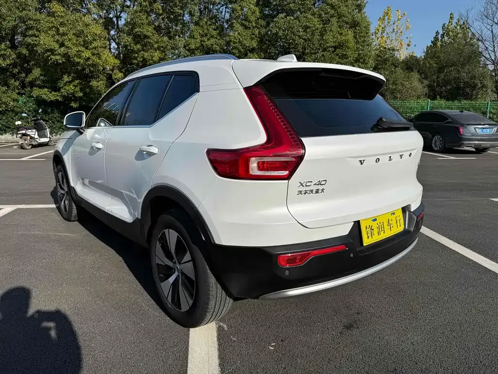 Volvo XC40 — фото 6