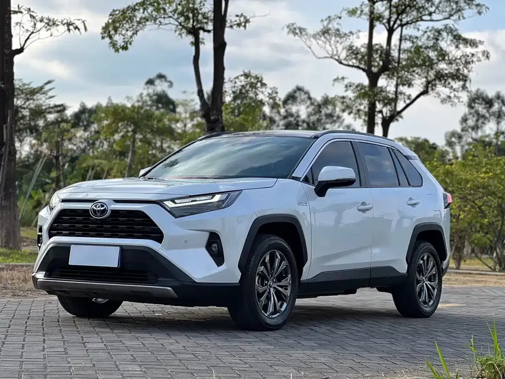 Toyota RAV4 — фото 1