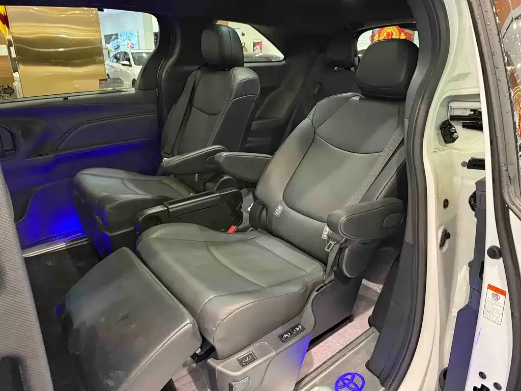 Toyota Granvia — фото 10