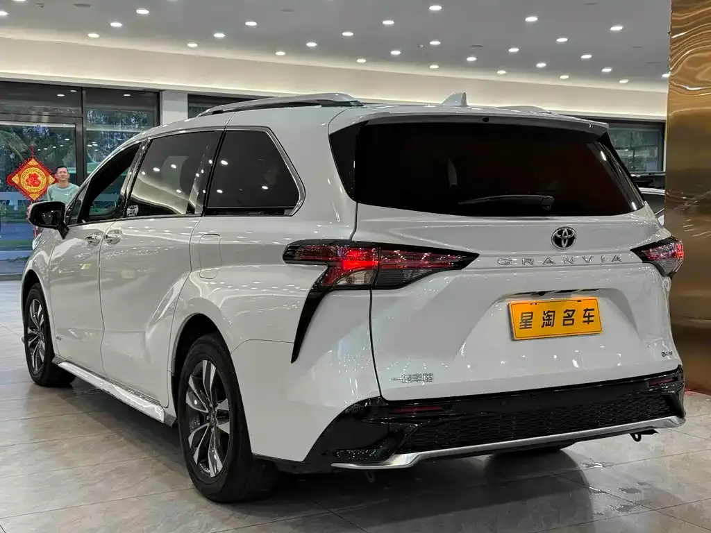 Toyota Granvia — фото 5