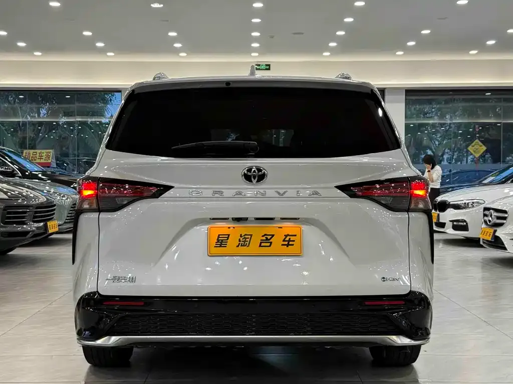 Toyota Granvia — фото 6