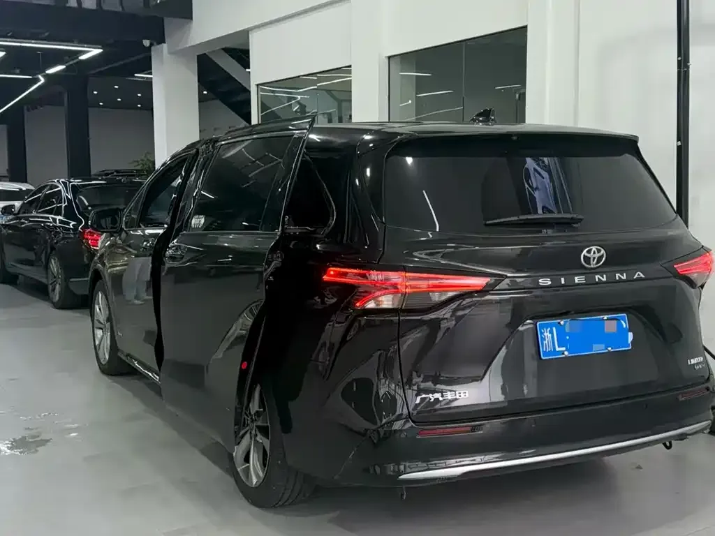 Toyota Sienna — фото 2