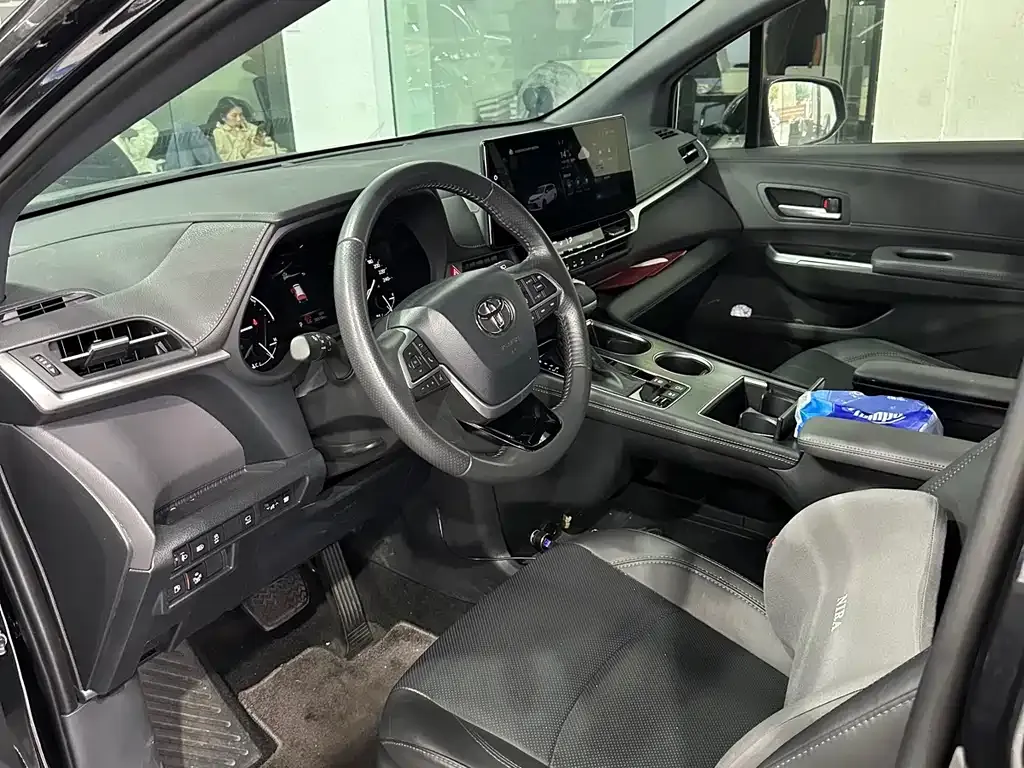 Toyota Sienna — фото 4