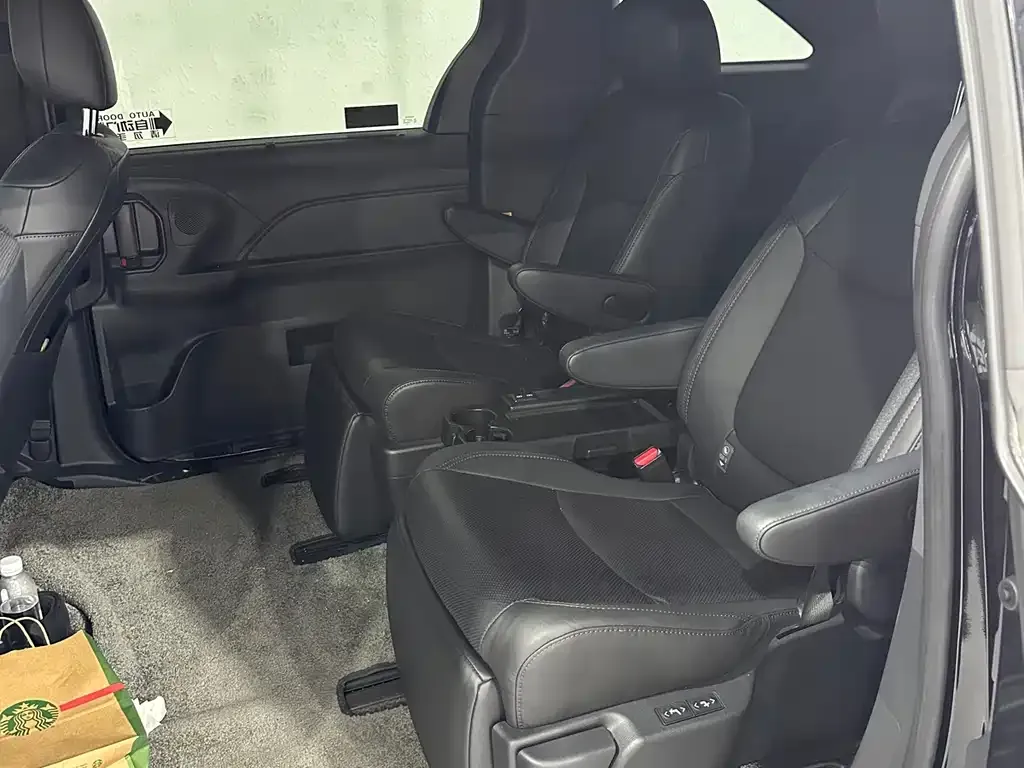 Toyota Sienna — фото 5