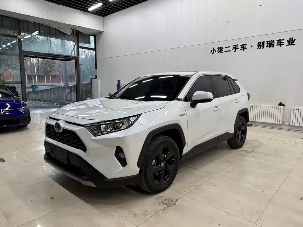Toyota RAV4 — фото 1