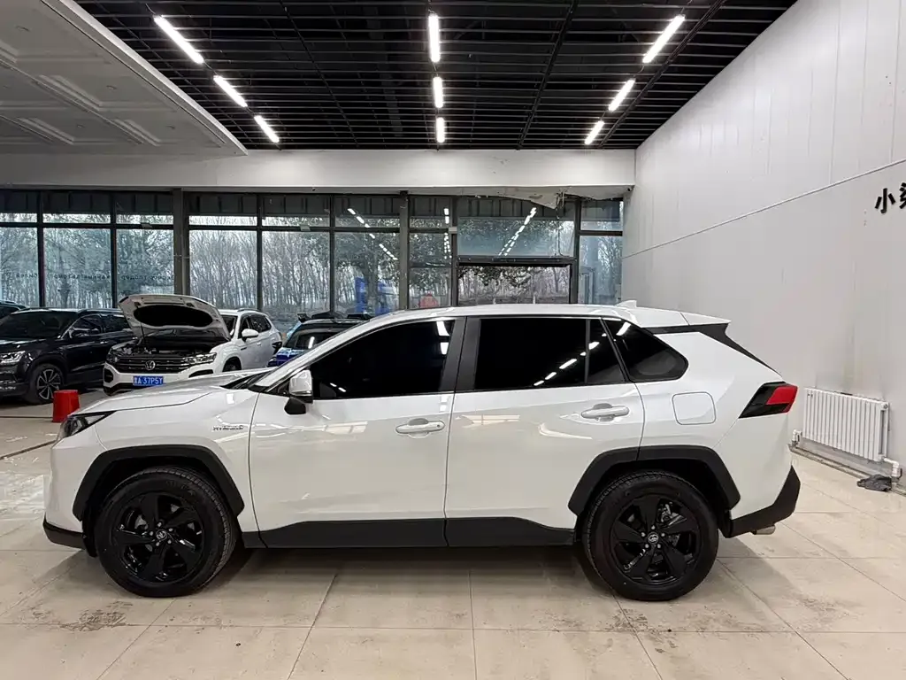 Toyota RAV4 — фото 2