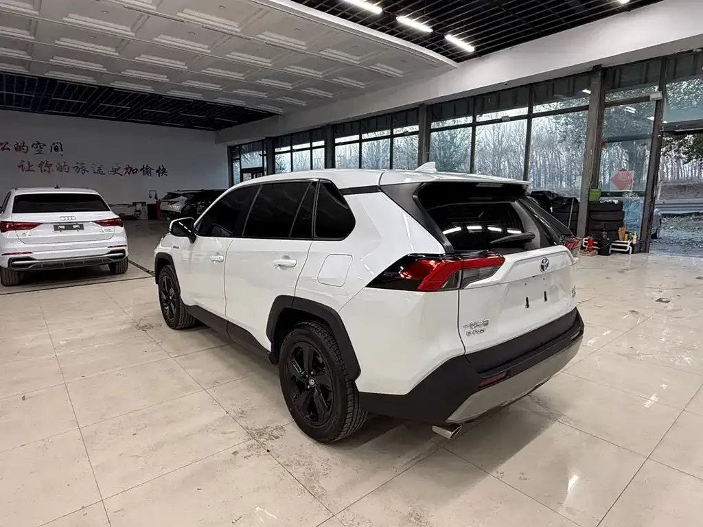 Toyota RAV4 — фото 3