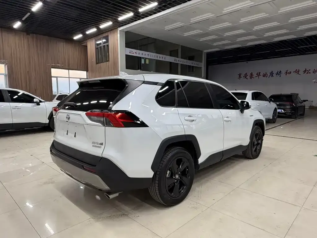 Toyota RAV4 — фото 5