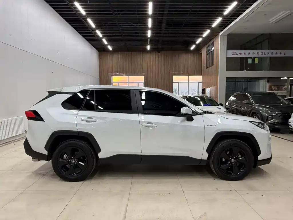 Toyota RAV4 — фото 6
