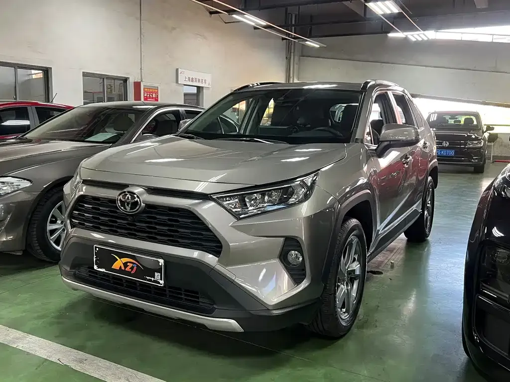 Toyota RAV4 — фото 1