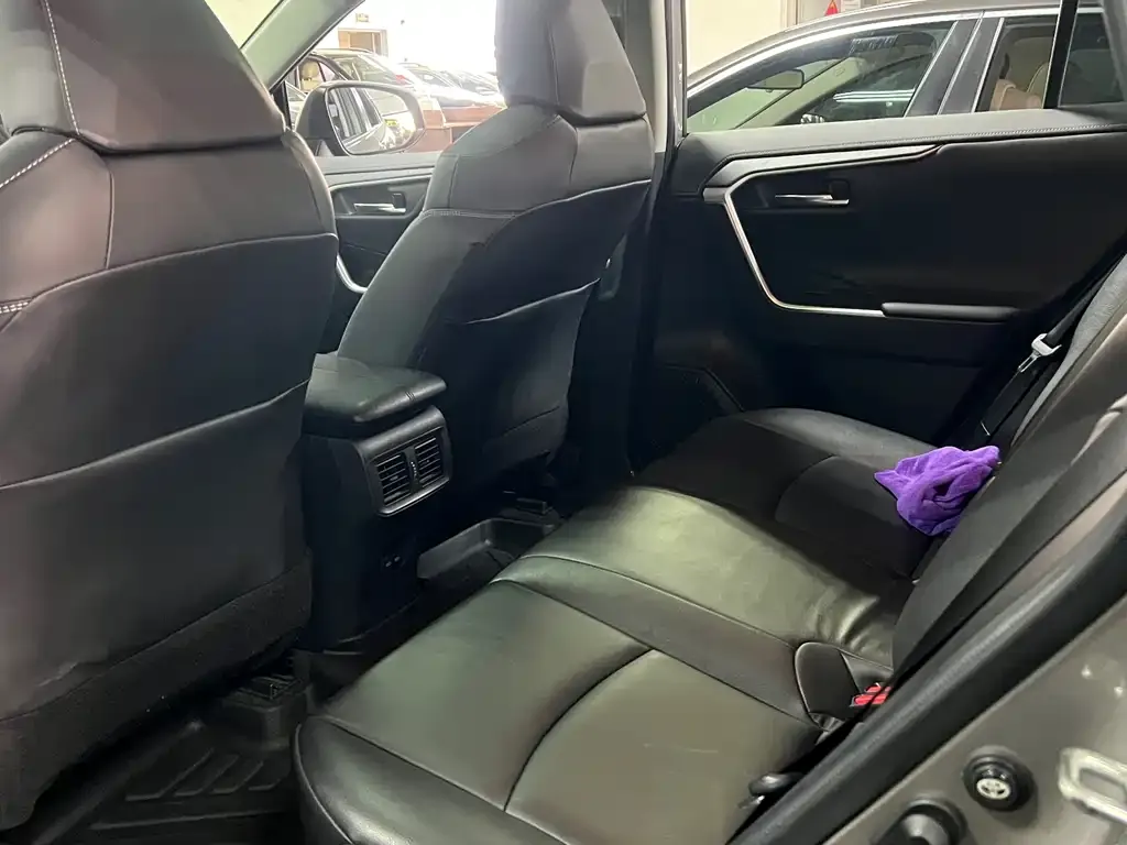 Toyota RAV4 — фото 10