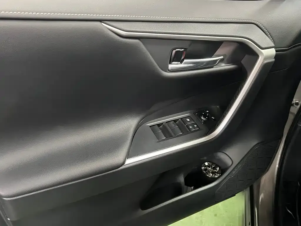 Toyota RAV4 — фото 9