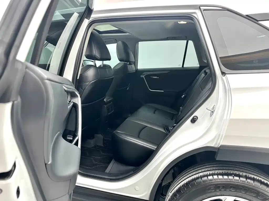 Toyota RAV4 — фото 10