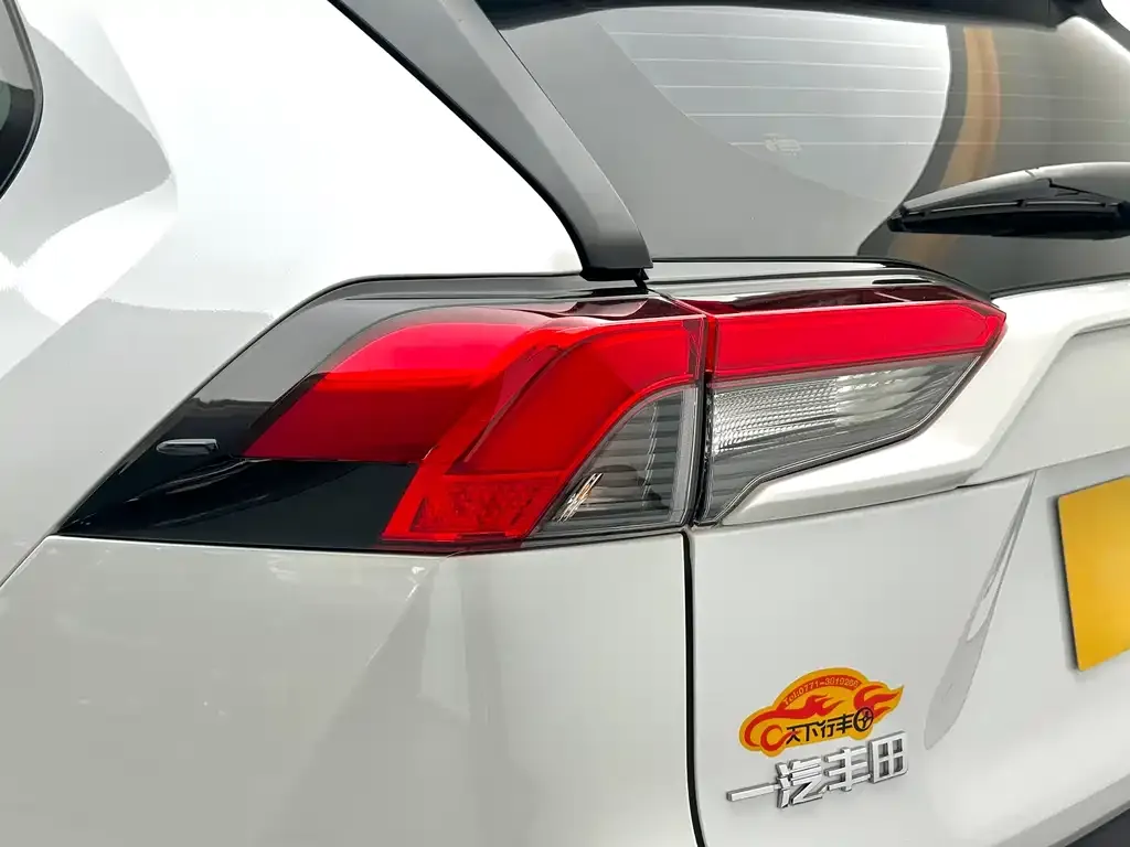 Toyota RAV4 — фото 8