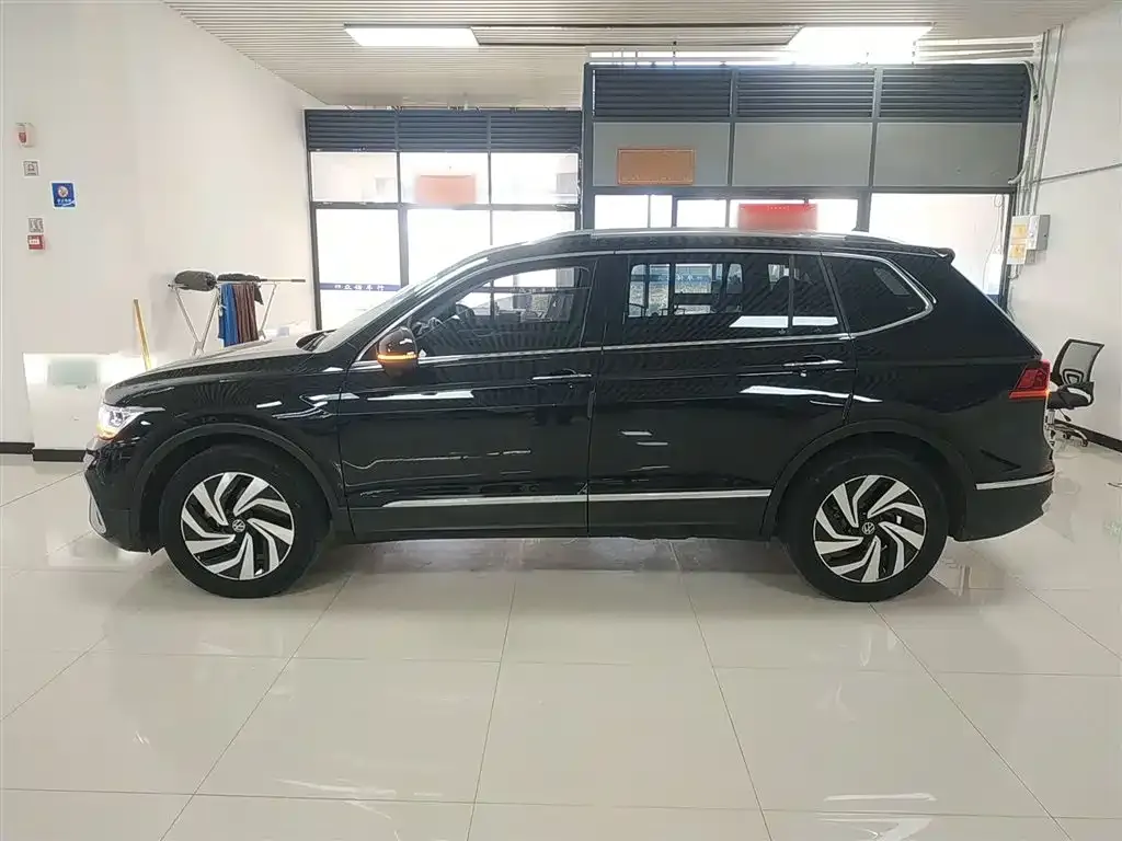 Volkswagen Tiguan L — фото 5