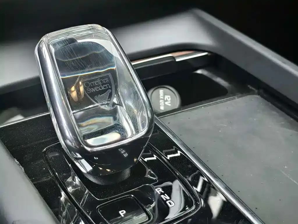 Volvo XC60 — фото 10