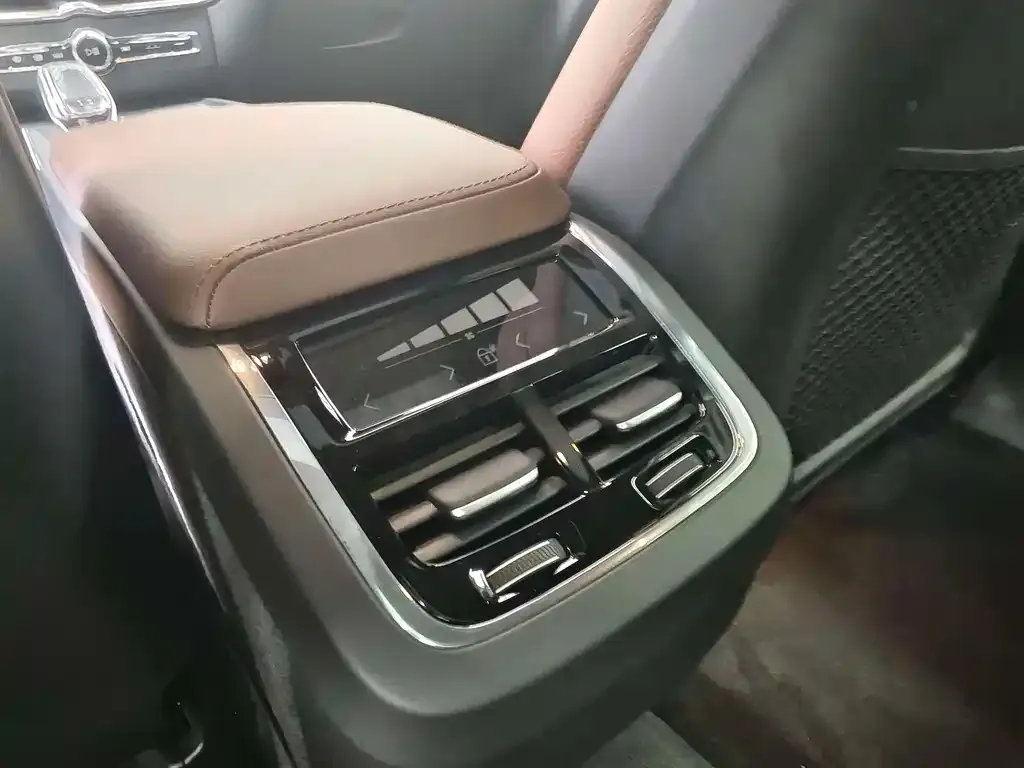 Volvo XC60 — фото 9