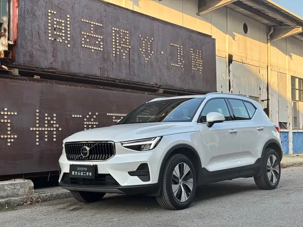 Volvo XC40 — фото 1