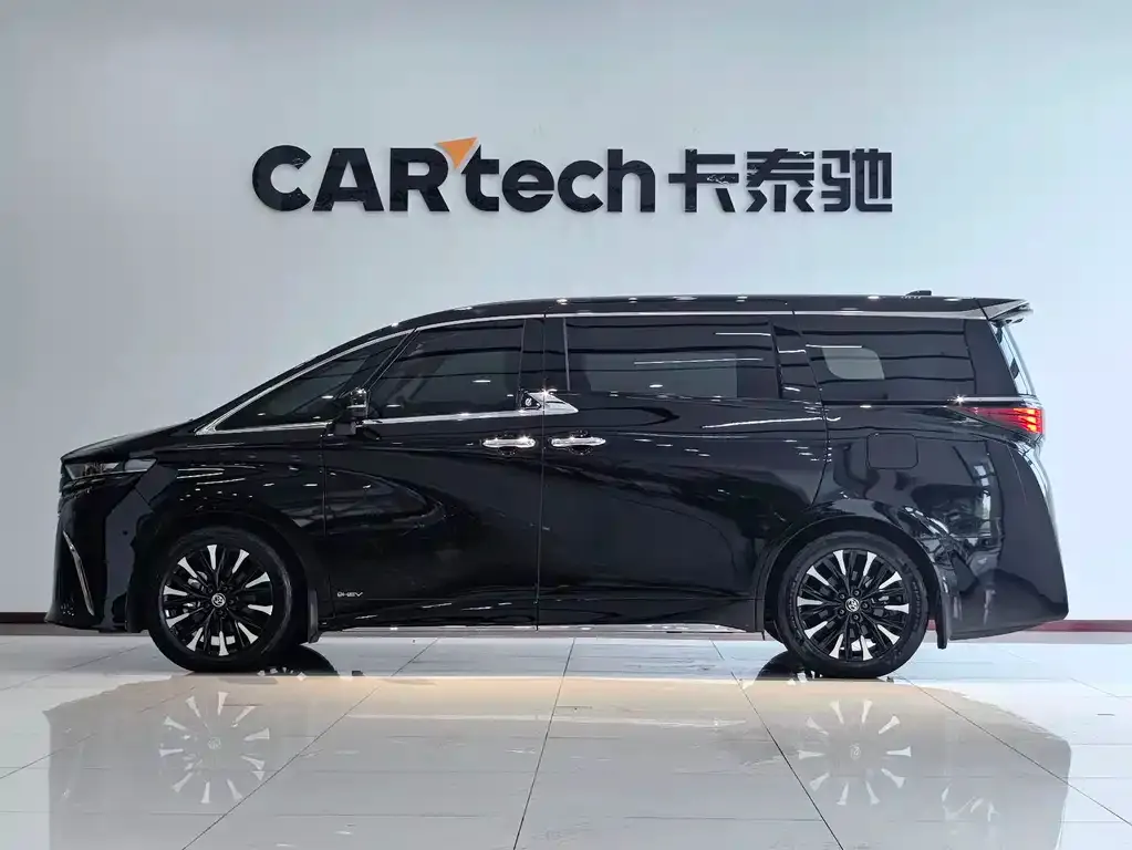 Toyota Alphard — фото 5