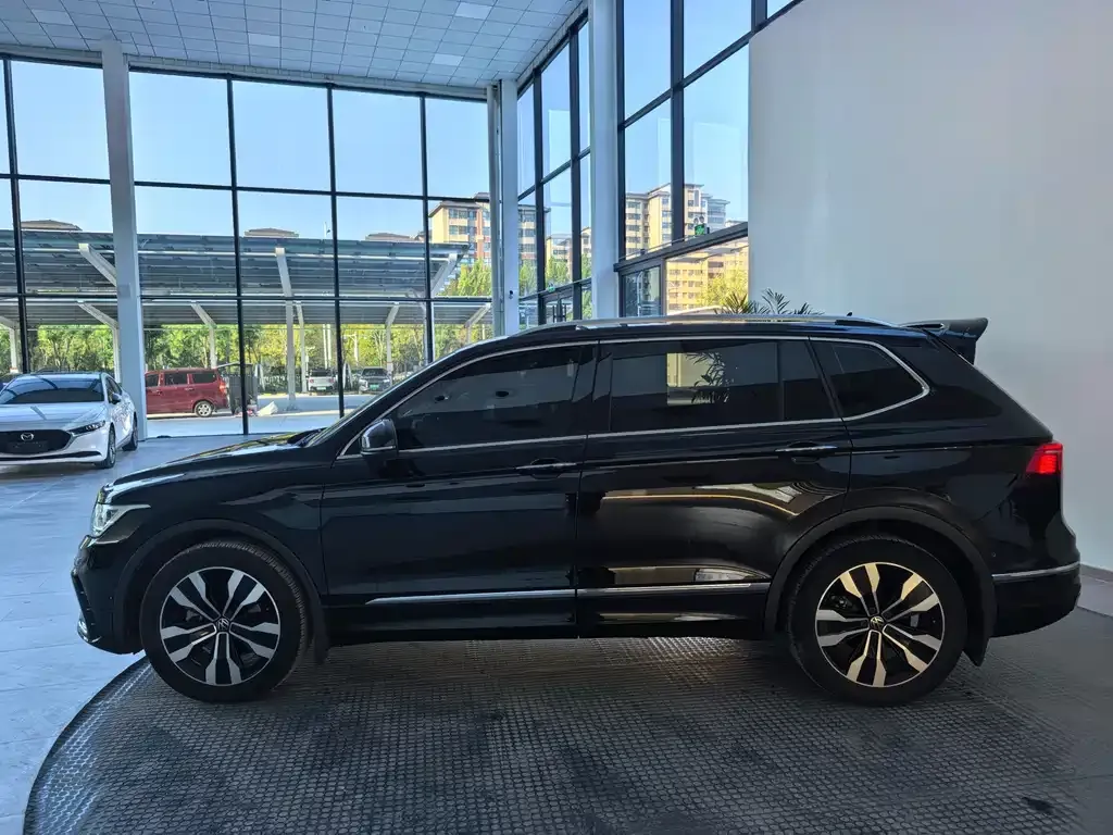 Volkswagen Tiguan L — фото 4