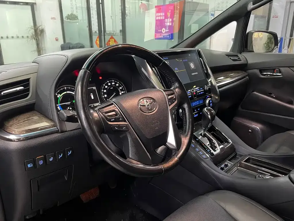 Toyota Vellfire — фото 3
