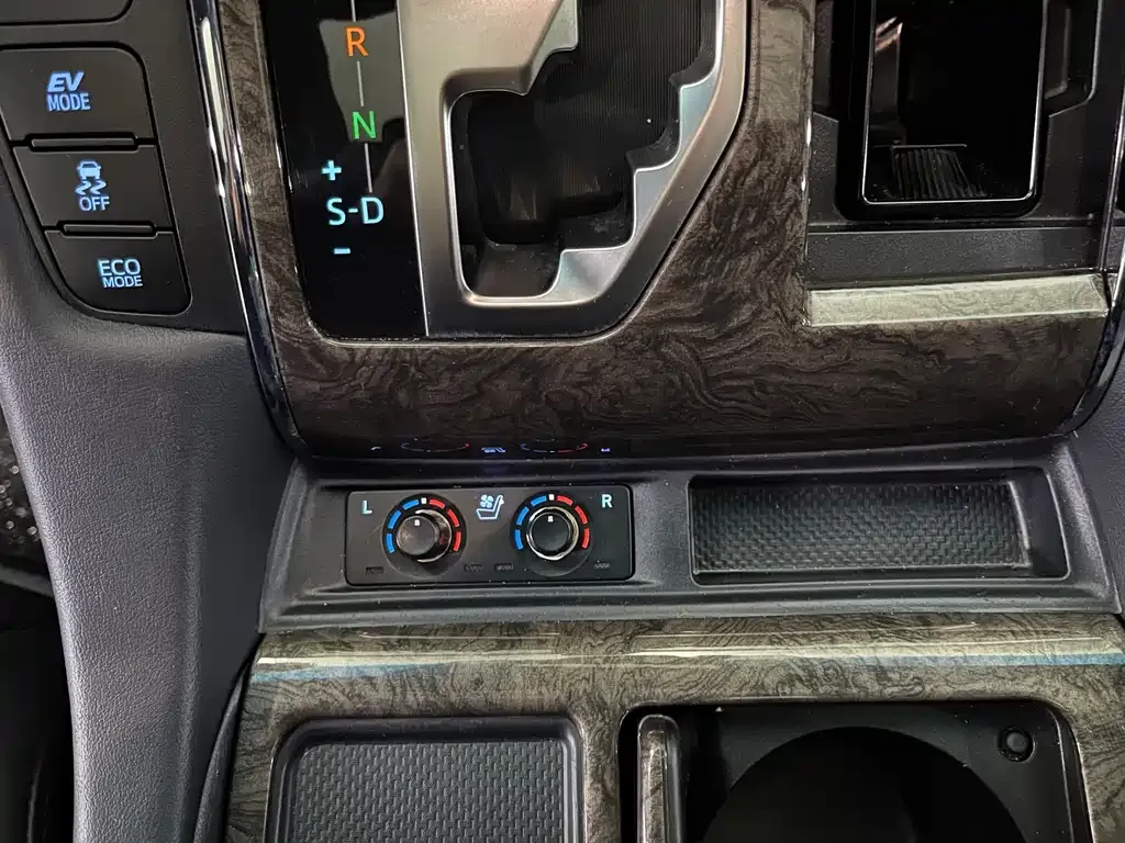 Toyota Vellfire — фото 9