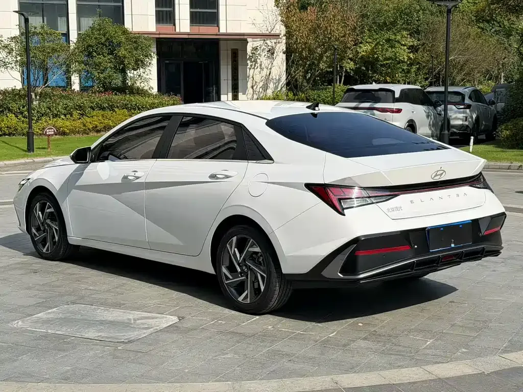 Hyundai Elantra — фото 6