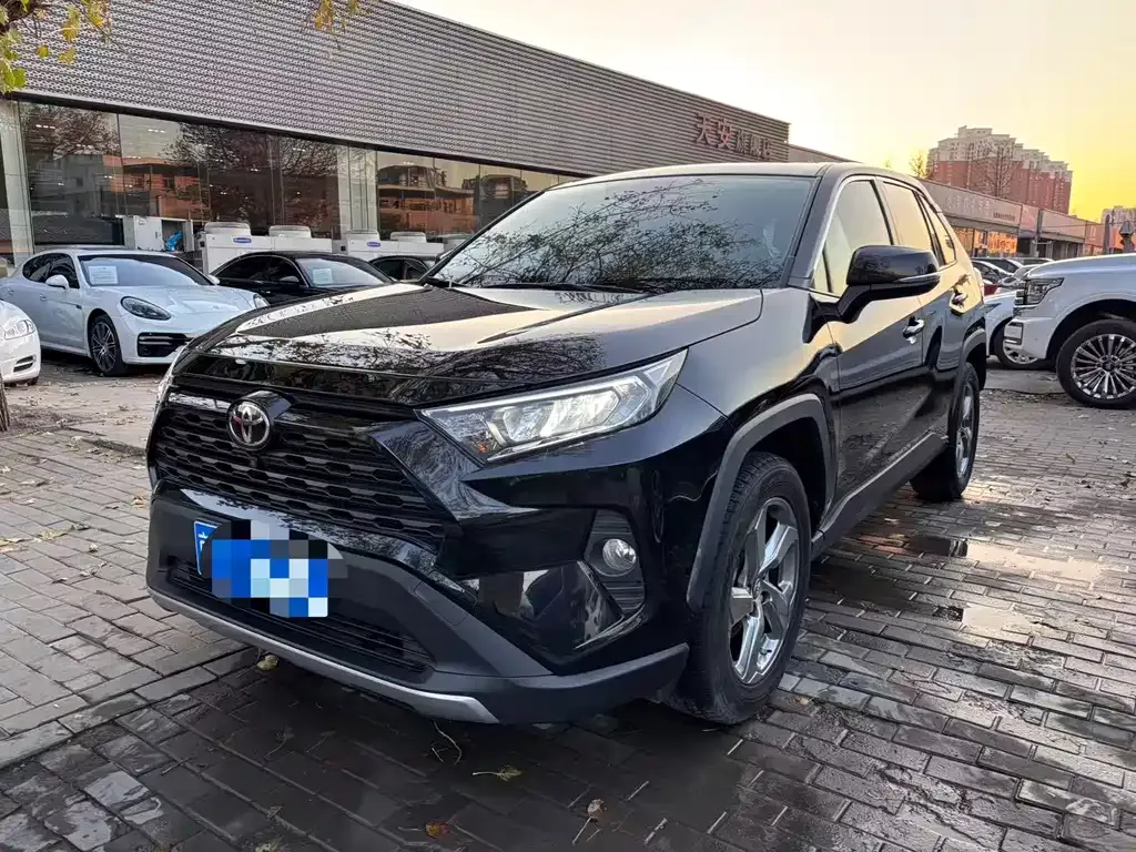 Toyota RAV4 — фото 1