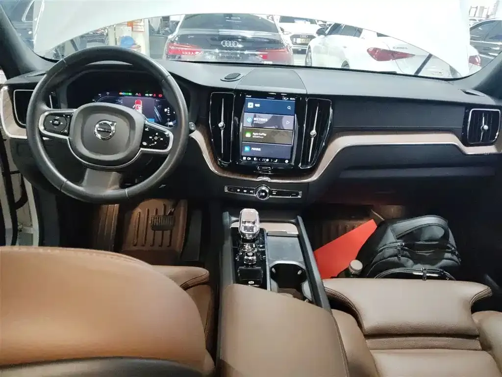 Volvo XC60 — фото 10