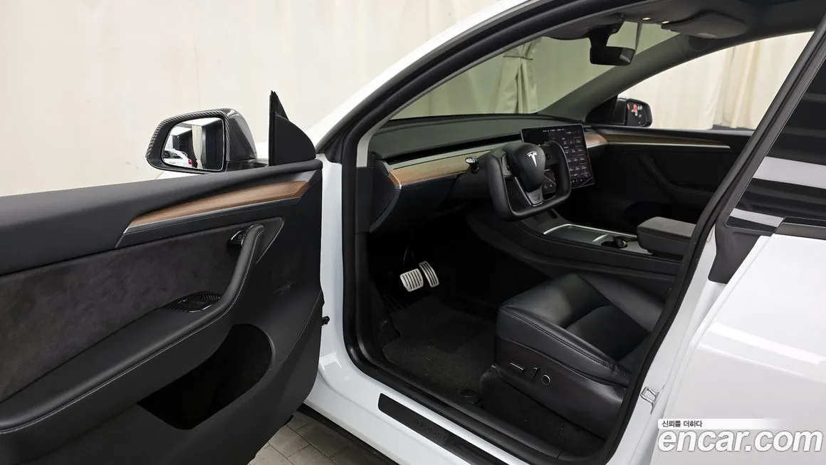 Tesla Model Y — фото 10