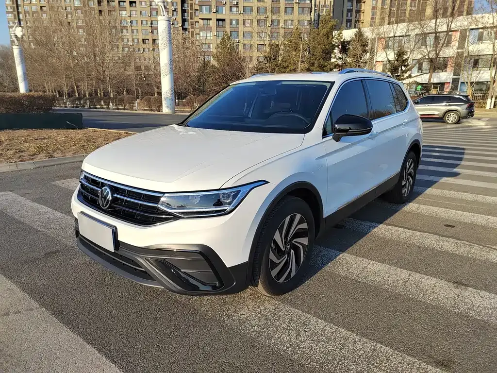 Volkswagen Tiguan L — фото 1