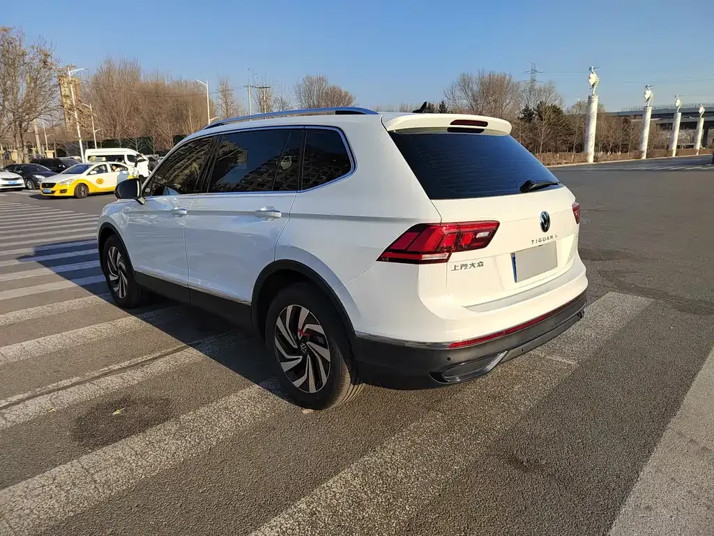 Volkswagen Tiguan L — фото 6