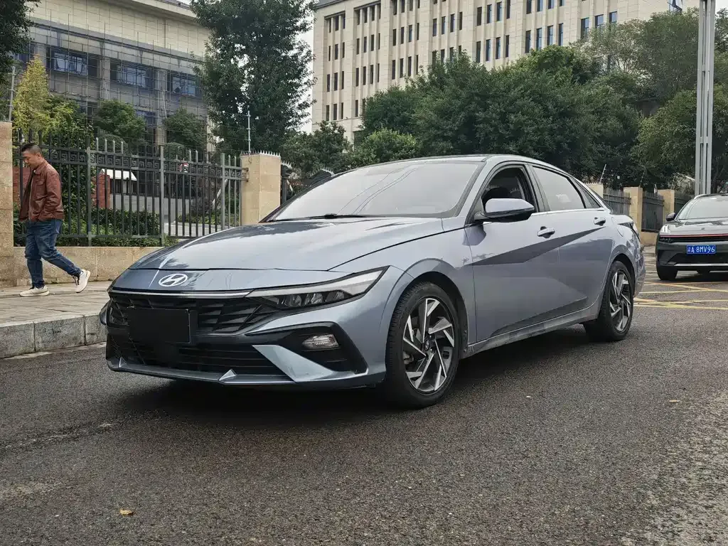 Hyundai Elantra — фото 1
