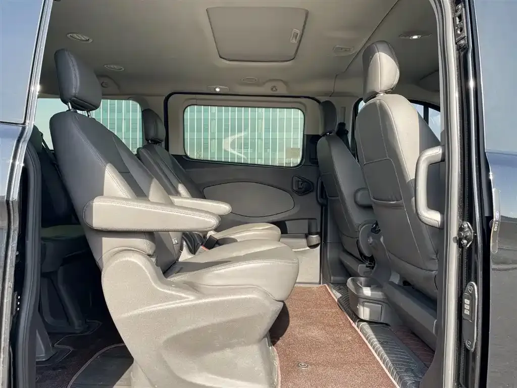 Ford Tourneo — фото 7