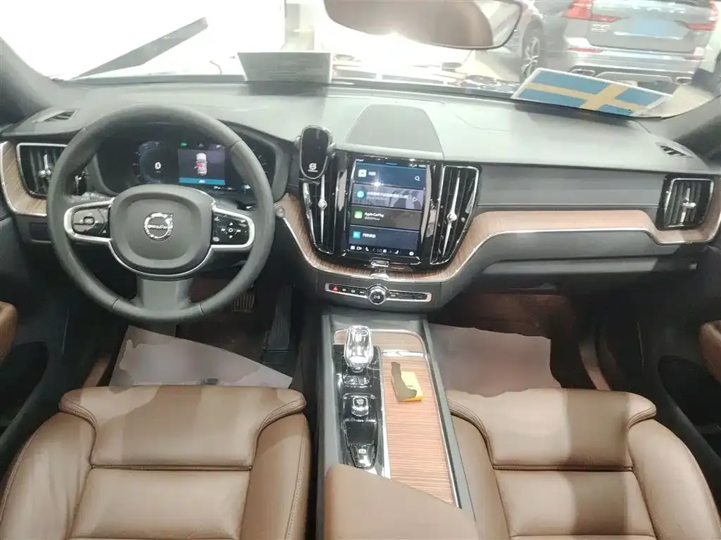 Volvo XC60 — фото 10