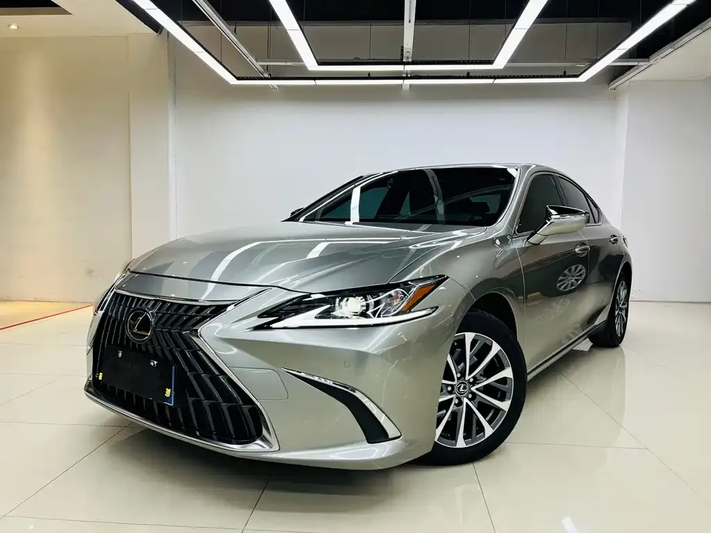 Lexus ES — фото 1