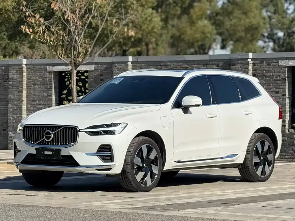 Volvo XC60 PHEV — фото 1