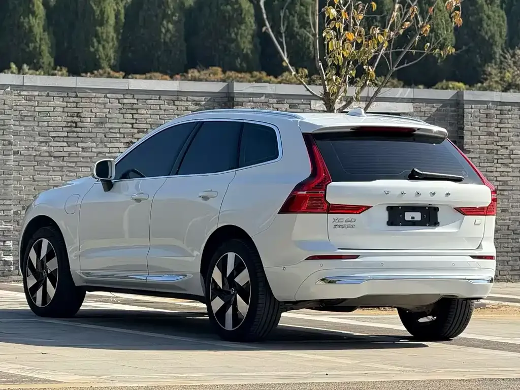 Volvo XC60 PHEV — фото 3