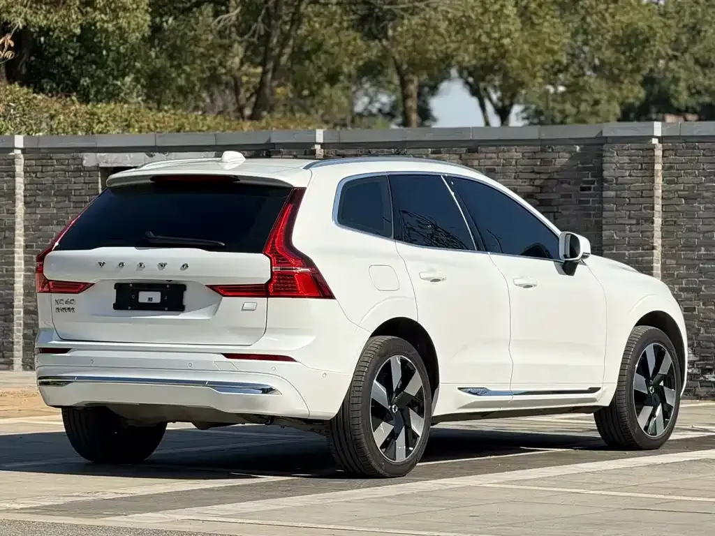 Volvo XC60 PHEV — фото 4