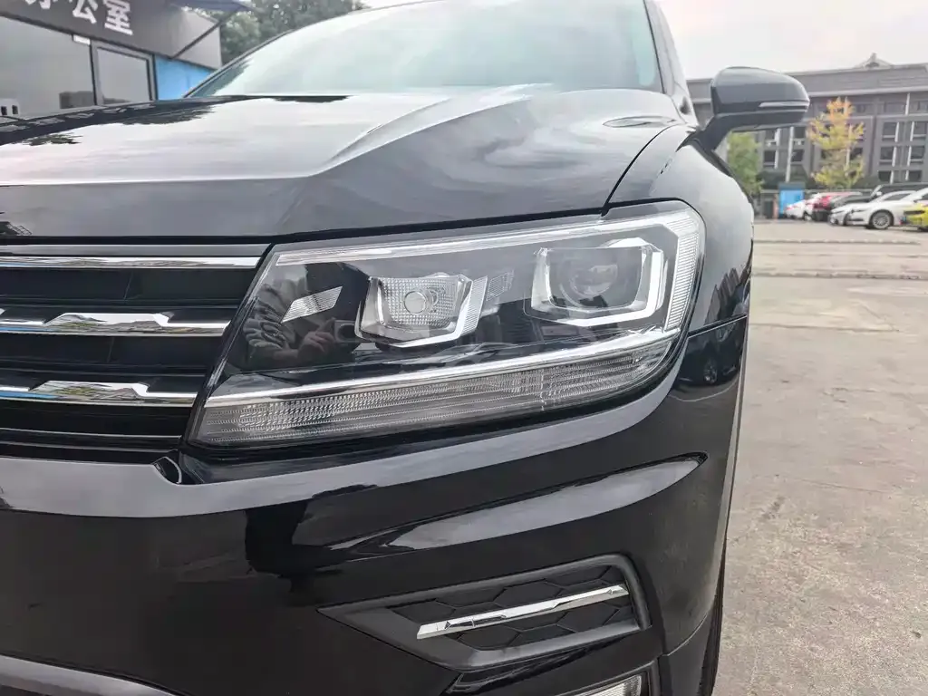 Volkswagen Tiguan L — фото 9