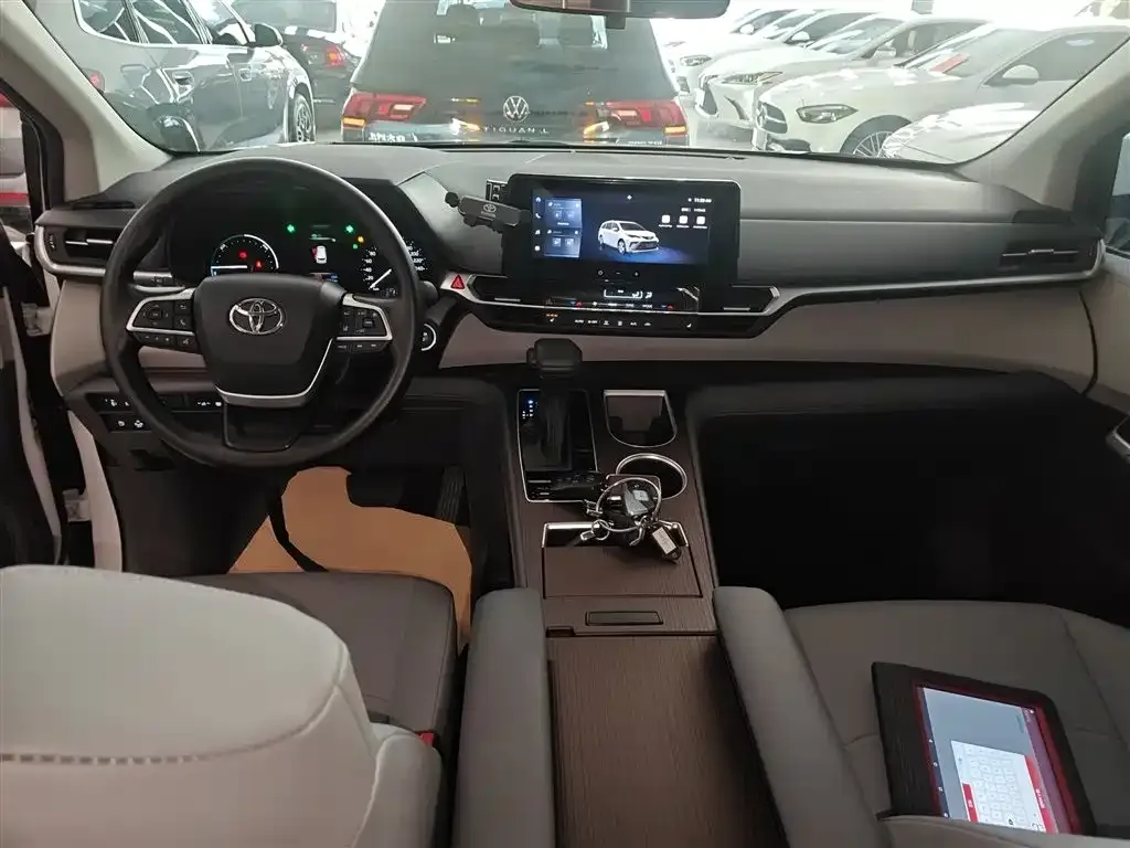Toyota Granvia — фото 10
