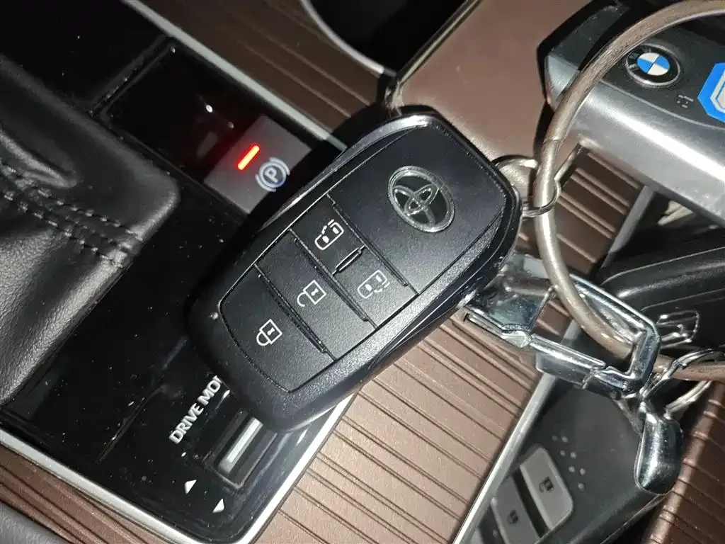Toyota Granvia — фото 9
