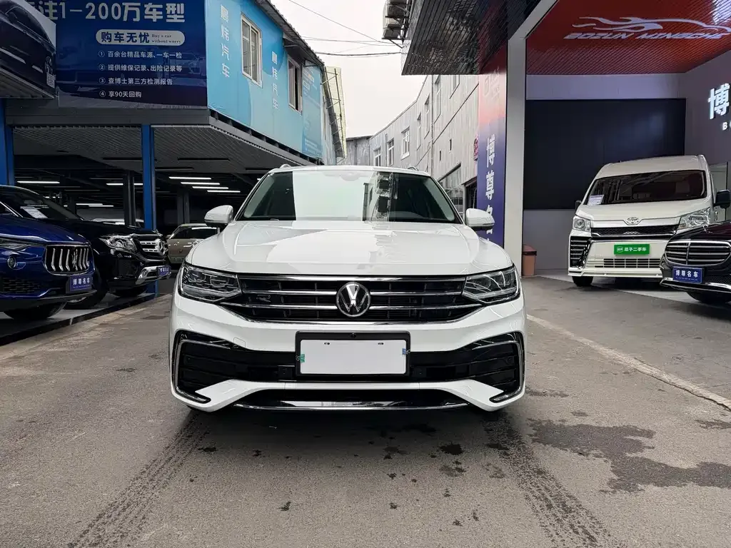 Volkswagen Tiguan L — фото 2
